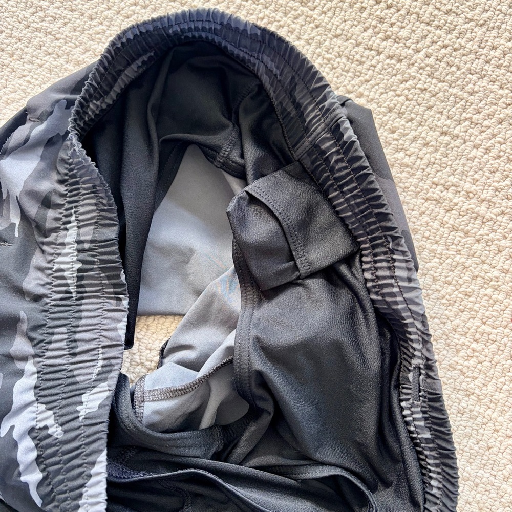 Women’s Black Camo Athleta Mesh Racer Run 4 Shorts - Large - Picture 6 of 7
